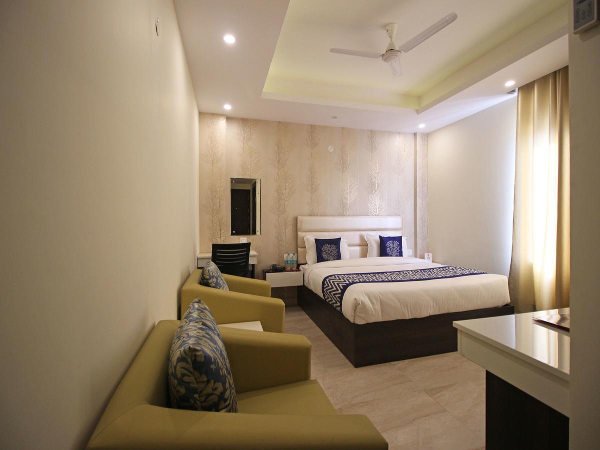 Oyo 8132 Hotel Kukreja Dehradun Eksteriør billede